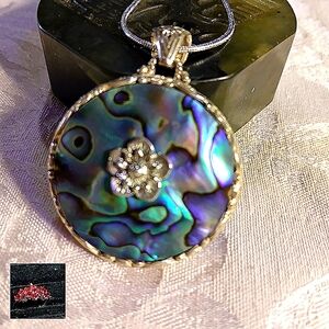 BEAUTY OF THE SEA. ABALONE AND STERLING PENDANT WITH FLOWER MOTIF. 18" CHAIN.